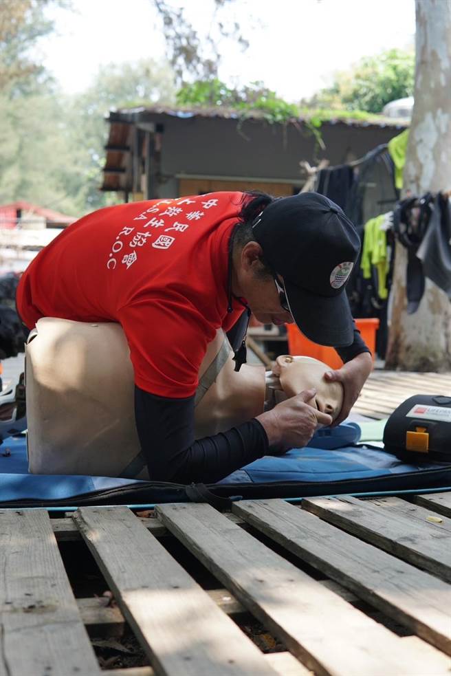 苗栗县竹南镇假日之森海域日前举行防溺救溺演练。（蔡岳达提供／谢明俊苗栗传真）