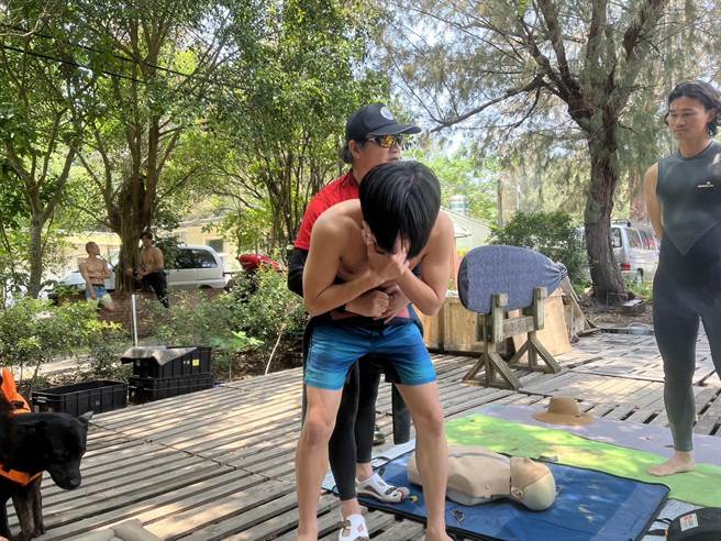 苗栗县竹南镇假日之森海域日前举行防溺救溺演练。（蔡岳达提供／谢明俊苗栗传真）