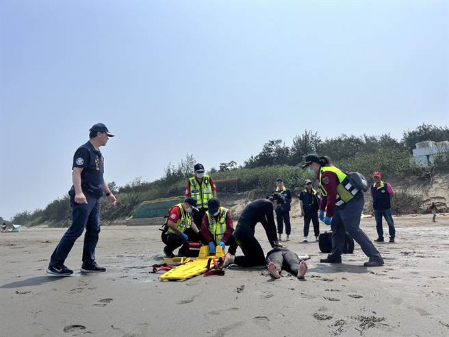 苗栗县竹南镇假日之森海域日前举行防溺救溺演练。（蔡岳达提供／谢明俊苗栗传真）