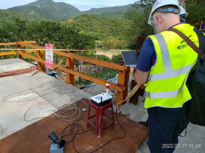 交通部台铁局导入电子辅助瞭望员机制，当系统侦测到列车靠近临轨工地时，可及时发出蜂鸣提醒。（台铁提供／陈佑诚传真）