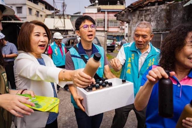 县长致赠冰凉饮料给辛苦的志工团队。(屏县府提供)
