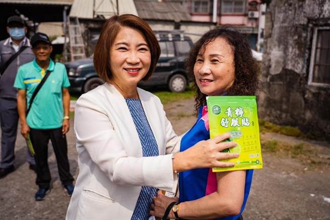 县长致赠柠檬酸痛贴布给铁工会志工。(屏县府提供)