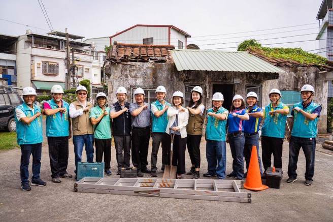 县长与百工师傅志愿服务协会大合照。(屏县府提供)