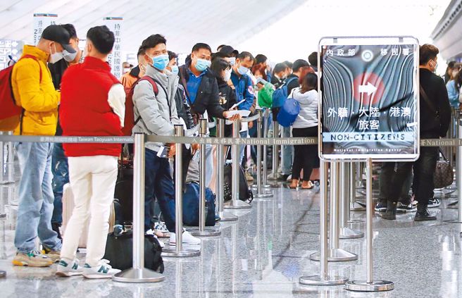 新冠肺炎陆续松绑国境，但大陆团客至今不能来台，有旅行业者希望尽快恢復小两会，图为桃园机场入境旅客。（资料照／范扬光摄）
