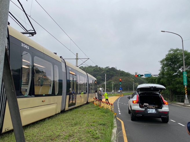 1辆休旅车左转时不慎与安坑轻轨列车发生擦撞。（警方提供）