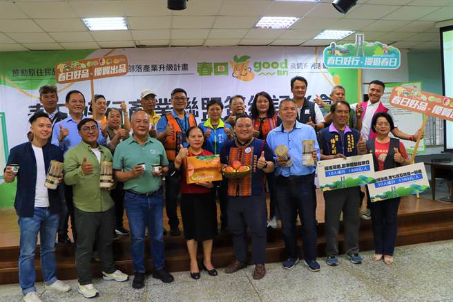 春日乡公所、7-11统一超商隆山门市、春日好品农产运销合作社、以及屏东大学25 日共同签署「春日好行产业联盟」合作备忘录，将共同进行多项合作计画。（谢佳潾摄）
