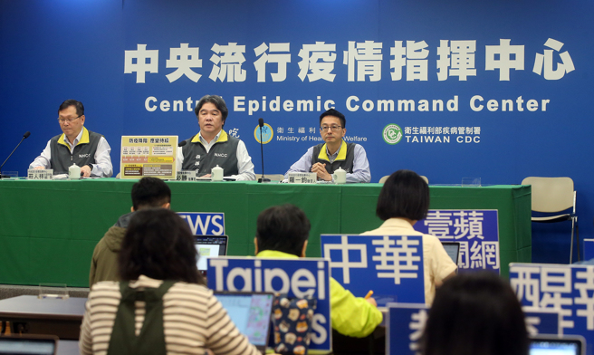 中央流行疫情指挥中心25日由指挥官王必胜（中）、社区防疫组组长庄人祥（左）以及发言人罗一钧（右）召开记者会，宣布自5月1日起，新冠肺炎从第五类法定传染病改为第四类，「严重特殊传染性肺炎中央流行疫情指挥中心」同步随之解编，结束近1200天的特殊任务。（图／赵双杰摄）