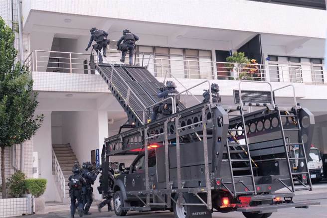 图为警政署保一总队的攻坚突击梯车，车顶有2支平台，360度旋转的双向架梯，让警方不必耗费时人架梯。（保一总队提供／张妍溱台中传真）