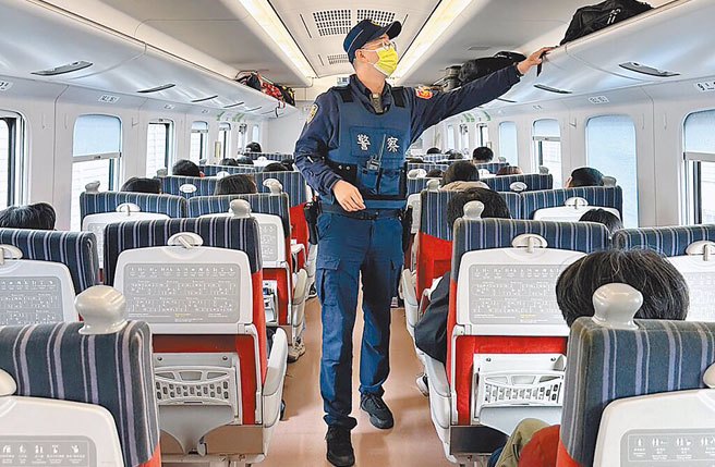 恐吓案发生后，铁路警察不敢大意，前往各列车维安警戒。（警方提供）