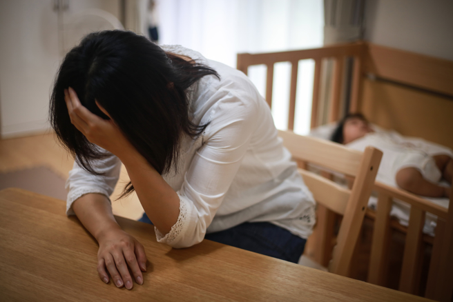 关心孙女冷不冷…媳妇「逼穿羽绒衣」热哭娃，阿嬷爆气飙脏话被罚7000元。（示意图／shutterstock）