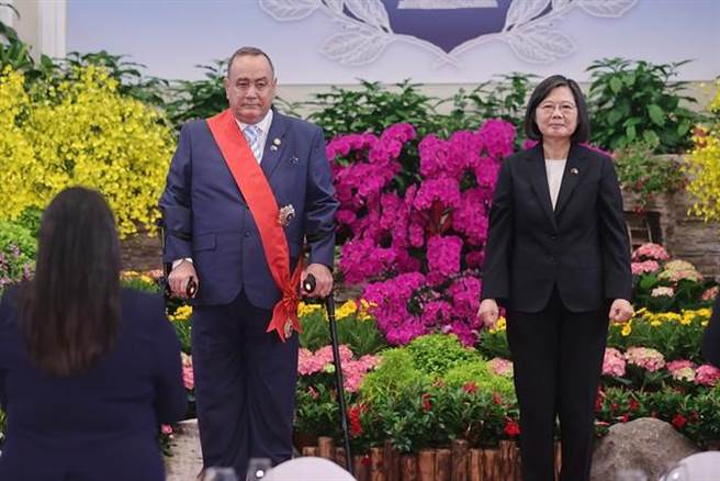 总统蔡英文(右)接见瓜地马拉总统贾麦岱(左)。(总统府提供)
