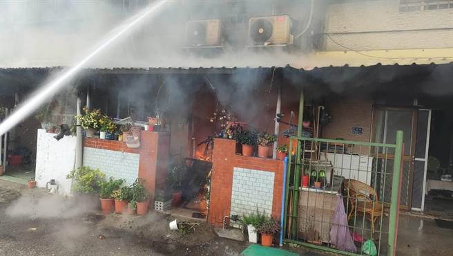 苗栗市新英里發生住宅火警。（民眾提供／李京昇苗栗傳真）