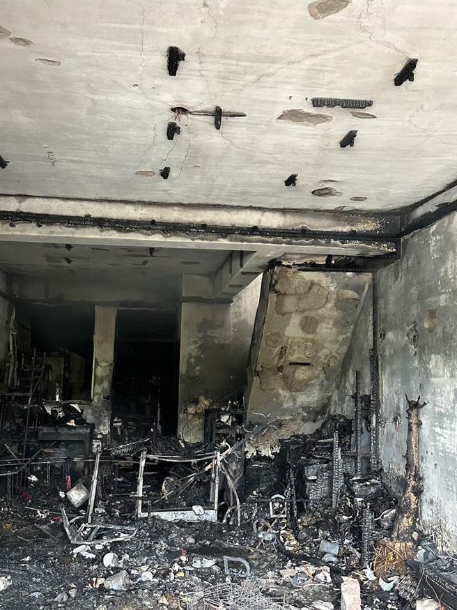 住宅1樓嚴重燒毀焦黑。（民眾提供／李京昇苗栗傳真）