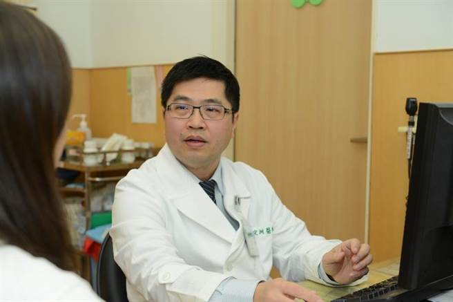 李定洲医师看诊示意照。（台北慈济医院提供）