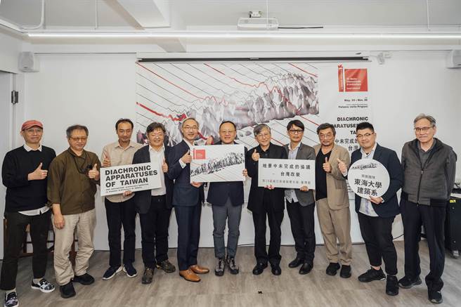 文化部长史哲（中）与策展人、评选委员等，期许本届威尼斯建筑双年展让台湾经验被看见。（国美馆提供）