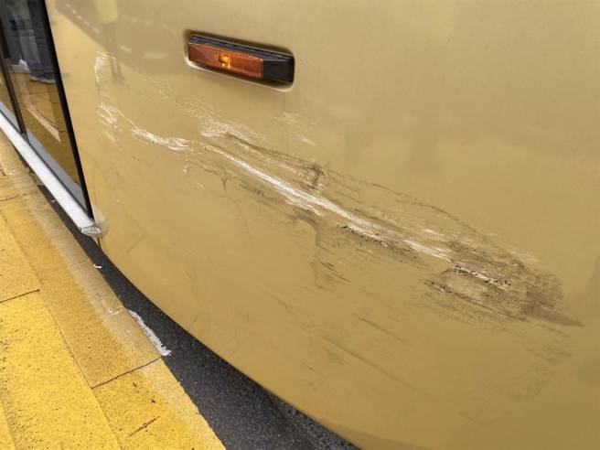 1辆休旅车左转时不慎与安坑轻轨列车发生擦撞。（警方提供）