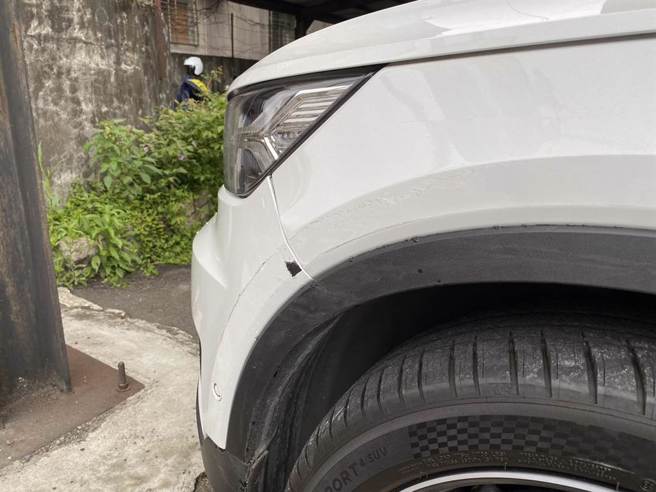 1辆休旅车左转时不慎与安坑轻轨列车发生擦撞。（警方提供）