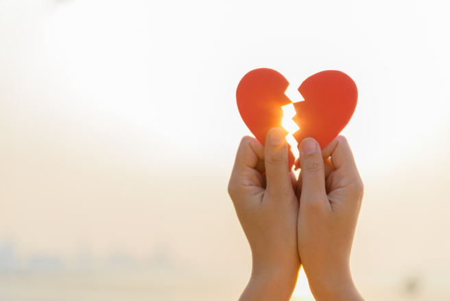 生肖鸡、马、龙、猴恋爱对于他们来说是不可或缺的调剂品，如果失去了便会活不下去。（示意图／Shutterstock）