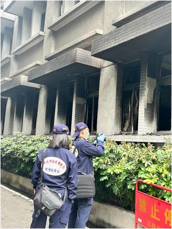 鑑识人员到调查局火警现场火调。(调查局提供)