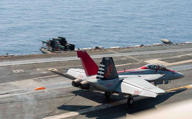 尼米兹号完成第35万次降落，这架战机由舰长的飞行领队驾驶。(图/美国海军)