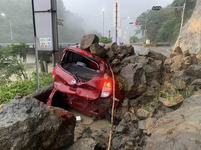 苗62线本月20日又发生落石砸车事故。（民眾提供／李京升苗栗传真）