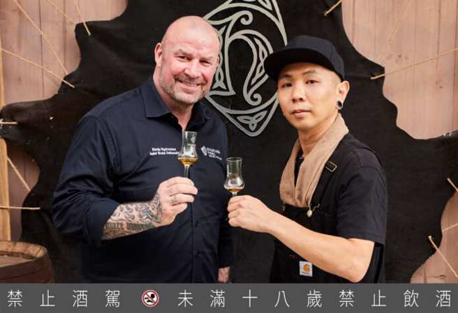 高原骑士全球大使丹麦拳王Martin Markvardsen (左)来台，与FirePlay餐厅主厨苏济恒携手合作，完美演绎「野出新风味」品酩体验。（Highland Park提供）