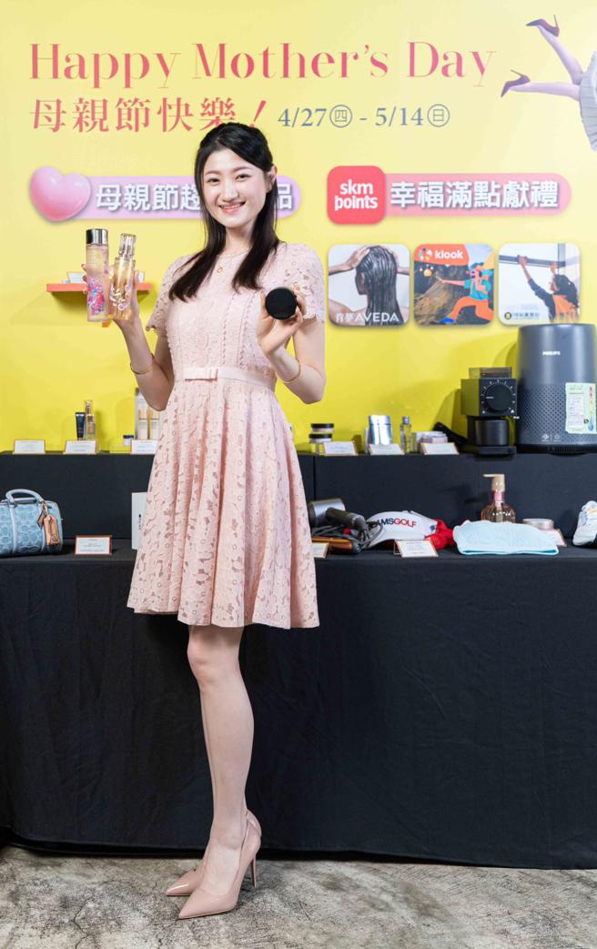 新光三越彙整上半年流行趨勢，歸納今年最夯的「母親節5大趨勢禮品」。（吳松翰攝）