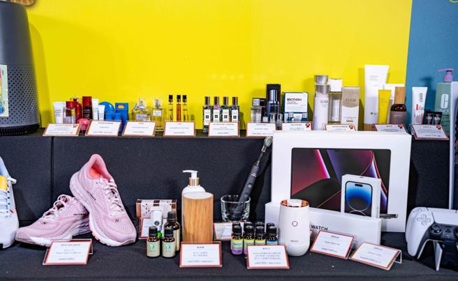 新光三越推薦女生都愛的精品最新包款、最保值的珠寶金飾、潮流運動單品、紓壓家電3C，及美妝香氛新品等。（吳松翰攝）