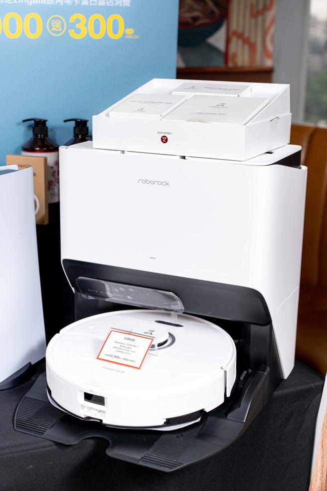 新光三越Roborock石頭掃拖機器人S8 Pro Ultra，加贈豪華耗材禮盒＋品牌機能後背包，特價4萬2999元。 （吳松翰攝）