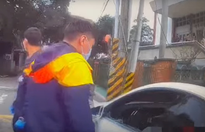 世新大学后门有宾士车辆违停，警消查看发现林男陈尸车内。(陈鸿伟翻摄)