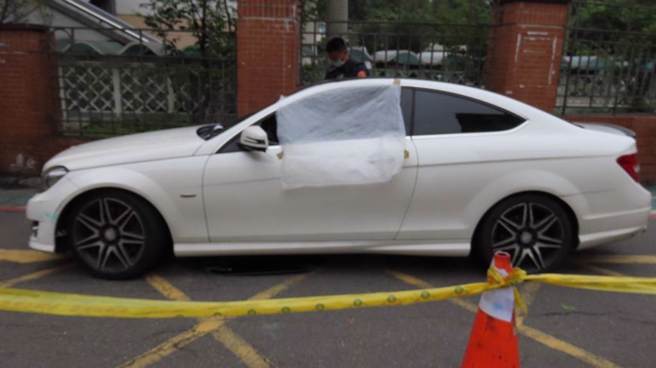 世新大学后门有宾士车辆违停，警消查看发现林男陈尸车内。（警方提供）