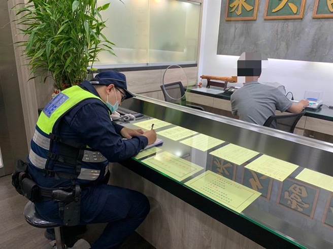 为防止当铺再度因从事违法行为导致黑帮恶斗，新北市警方今天开始陆续执行「正当专案」，清查辖内所有登记在案的当舖业者。（警方提供）