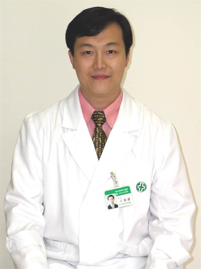 亞東醫院眼科部主任王嘉康分享新藥治療經驗。（亞東醫院提供）