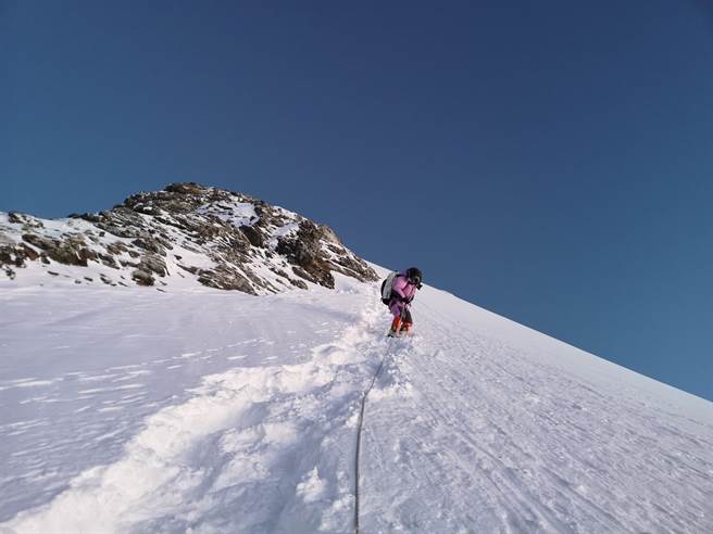 詹乔愉在2019年攻顶海拔8848公尺世界第一高峰「圣母峰」。（詹乔愉提供）