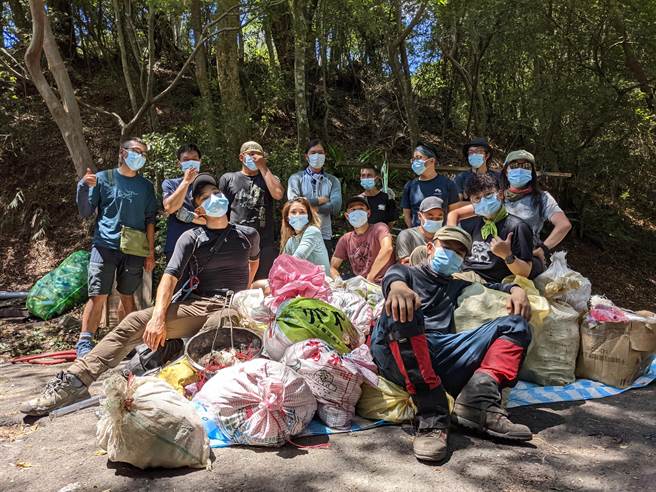 詹乔愉爱爬山，也经常参与相关公益活动，图为参与净山照。（詹乔愉提供）