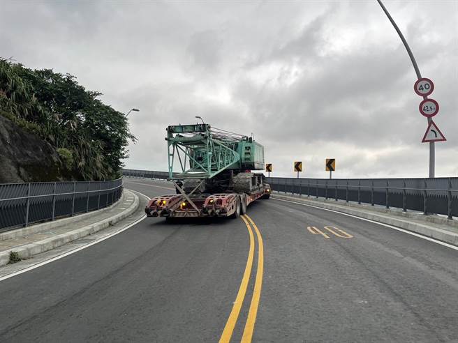 曳引车故障「倒退噜」。（宜兰县警察局苏澳分局提供／吴佩蓉宜兰传真）