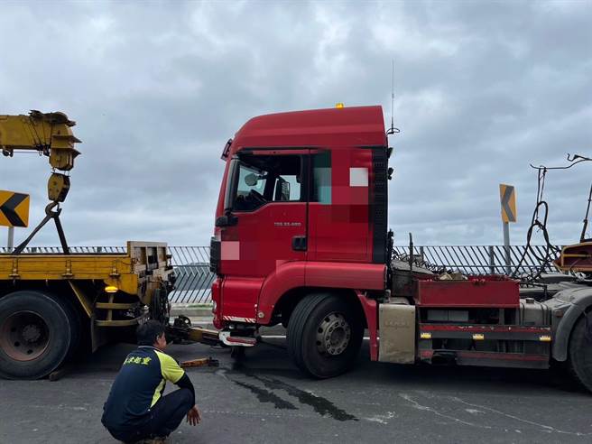 拖吊车思考如何拖吊。（宜兰县警察局苏澳分局提供／吴佩蓉宜兰传真）