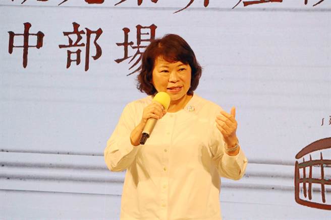 嘉义市长黄敏惠今再次当面向交通部长王国材争取轻轨建设。（吕妍庭摄）