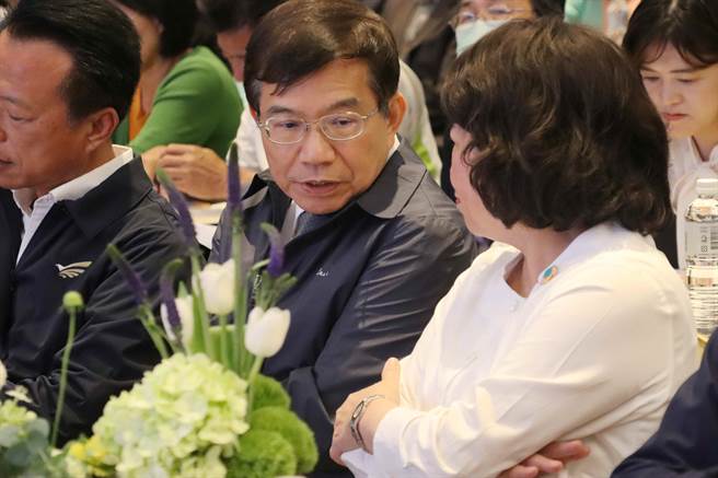 嘉义市长黄敏惠（右）出席交通部「2023观光业界座谈会」中部场次，与交通部长王国材（左）频频交换意见。（吕妍庭摄）