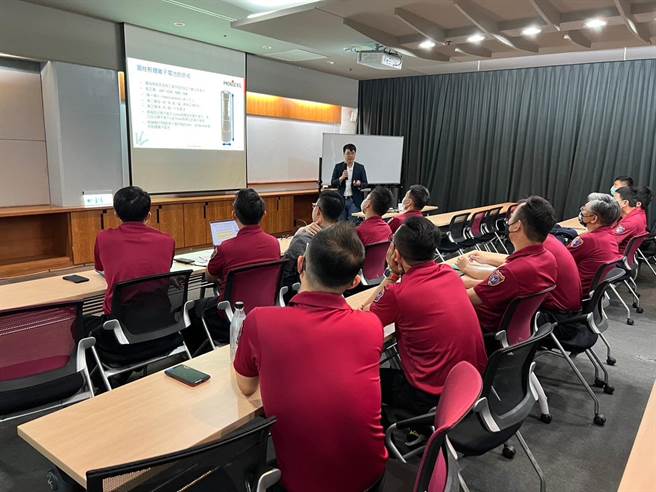 南消四大队请益业界专业人士有关锂电池的原理、成分和结构等。（南消四大提供／张毓翎台南传真）