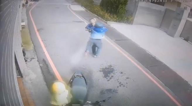 勇父一拳轰倒喷油男，解除一场危机。（资料照片）