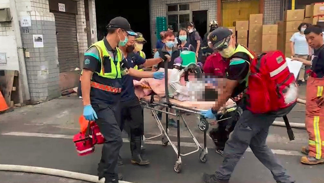 聯華食品彰化工廠25日發生嚴重火警，消防人員到場後救出受困員工。（民眾提供／孫英哲彰化傳真）