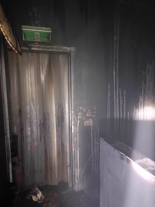 受困員工逃到冷凍庫裡，不過其出入口僅用塑膠簾隔離，最後因濃煙竄入導致嚴重傷亡。（民眾提供／孫英哲彰化傳真）