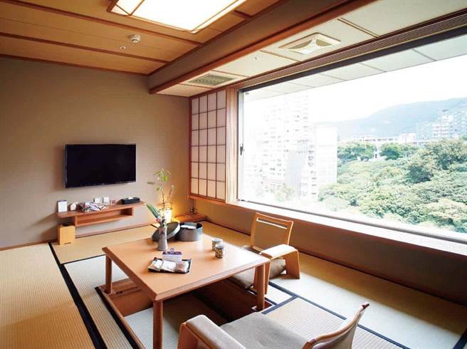 「娇宠妈咪无极限 非日常体验」平日限定一泊一食入住园景雅致房型，只要与母亲3人同行入住，即招待1人免费。(日胜生加贺屋提供)