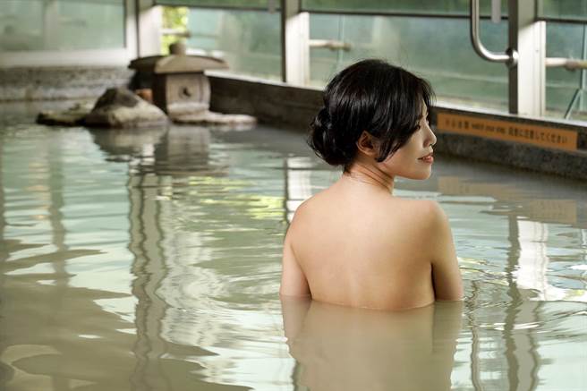 加贺屋的汤泉为白磺大眾美人汤，沉浸于全日式汤池的温柔肤触，让人彷佛置身于京都温泉的细致享受。(日胜生加贺屋提供)