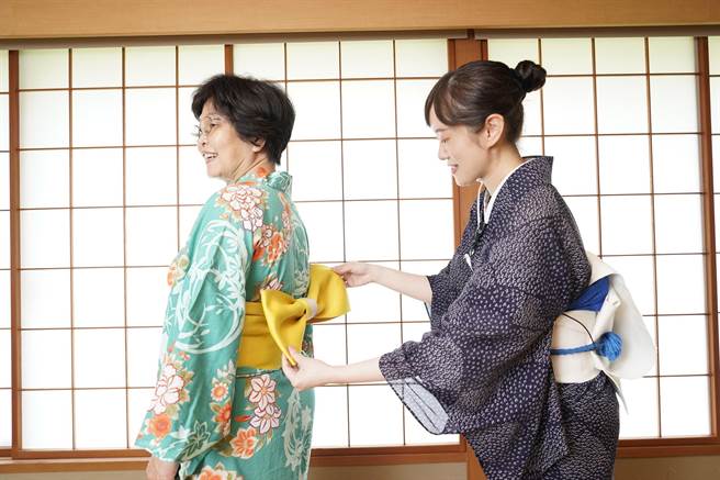 「花色浴衣体验」由专属日式管家一对一服务，管家亲自为妈妈换穿花浴衣。(日胜生加贺屋提供)