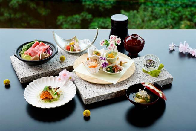 「娇宠妈咪」一泊二食住房专案，季节夕膳将升级为料理长推荐一品料理「酥炸软壳龙虾」。(日胜生加贺屋提供)