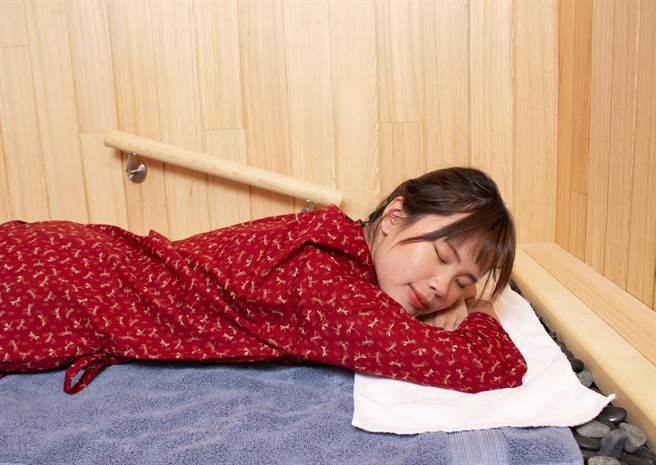 加贺屋独有的北投石桧木岩盘浴套房，藉由变换姿势温热身体不同部位，帮助全身排汗与代谢循环。(日胜生加贺屋提供)