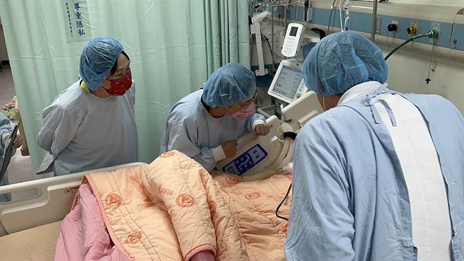 彰化县长王惠美（中）探视联华食大火案伤者。（院方提供／孙英哲彰化传真）