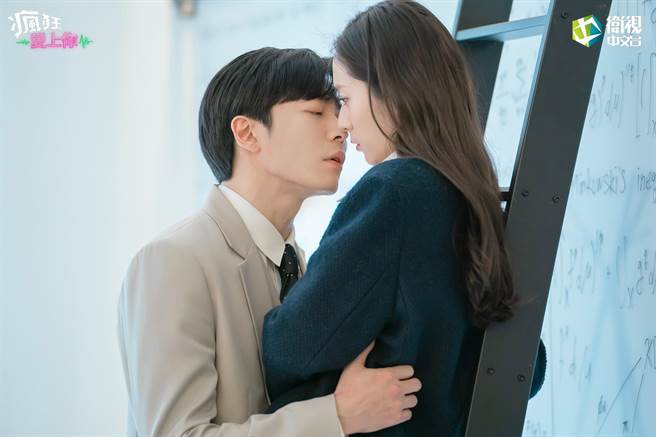 金材昱（左）和郑秀晶的「阶梯之吻」，吻出声音引爆讨论。（卫视中文台提供）